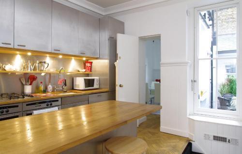 Spacious Soho Home On Quaint Cobbled Street - Tap to explore photos
