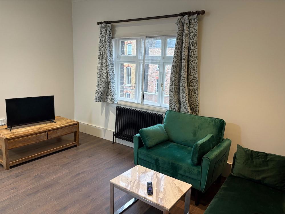 Vauxhall Victorian Building Sleeps 3 - Tap to explore photos