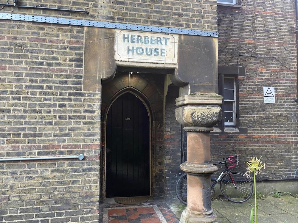 Vauxhall Victorian Building Sleeps 3 - Tap to explore photos