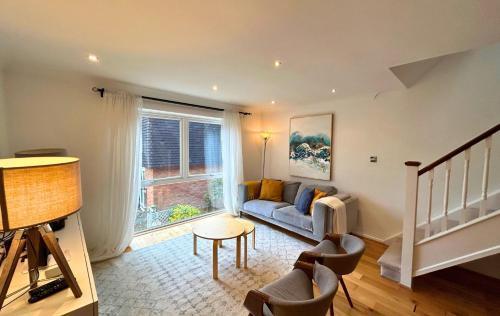 Putney Stylish Fantastically located 4 bedroom Townhouse - Tap to explore photos