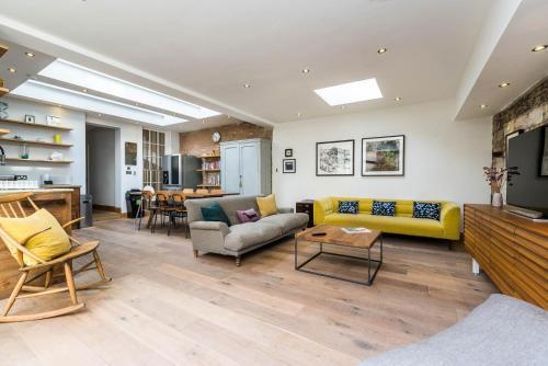Stunning 3BD Flat Shoreditch with Hidden Garden - Tap to explore photos