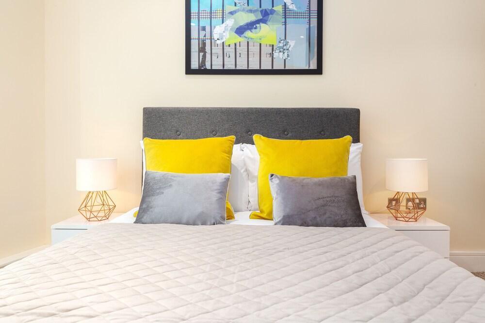 Charming 1-bed Apartment in, Canary Wharf - Tap to explore photos