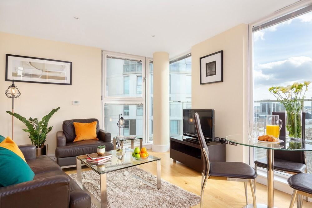 Charming 1-bed Apartment in, Canary Wharf - Tap to explore photos