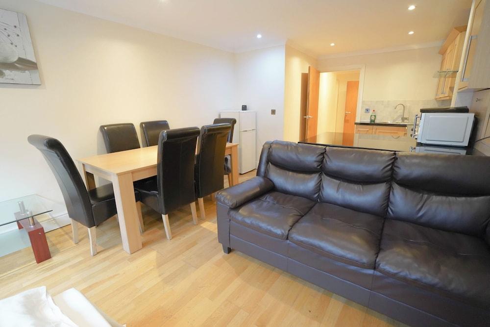 Lovely 2-bed Apartment in London - Tap to explore photos