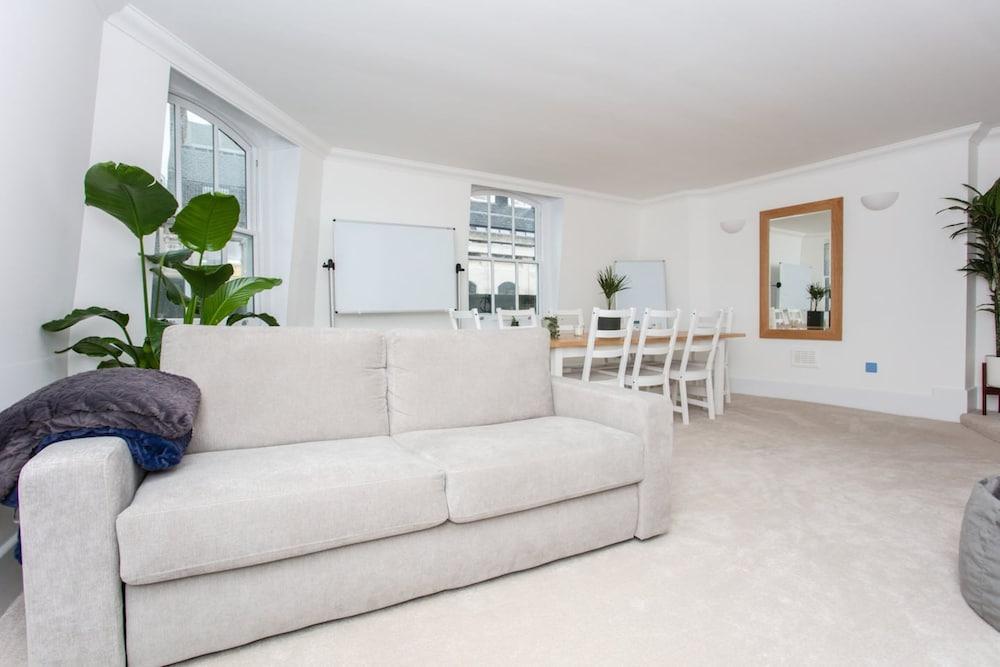 Modern 2 Bedroom Apartment in the Heart of London - Tap to explore photos