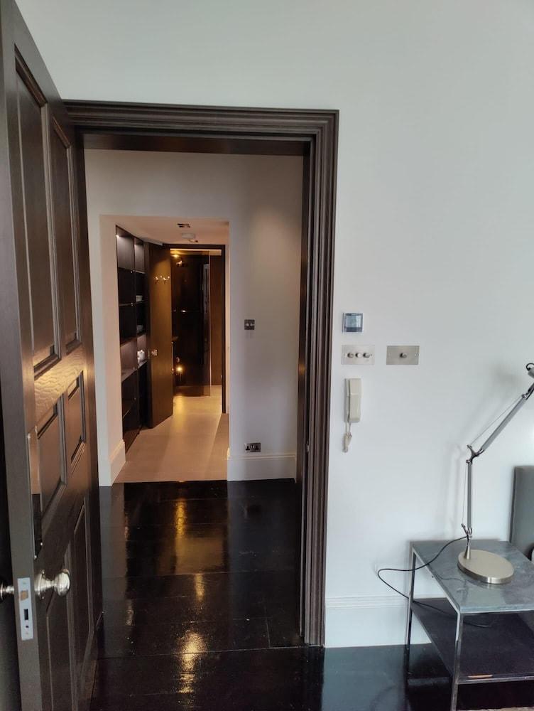 Luxury Suite in Cadogan Square I - Tap to explore photos