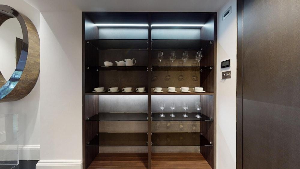 Luxury Suite in Cadogan Square I - Tap to explore photos