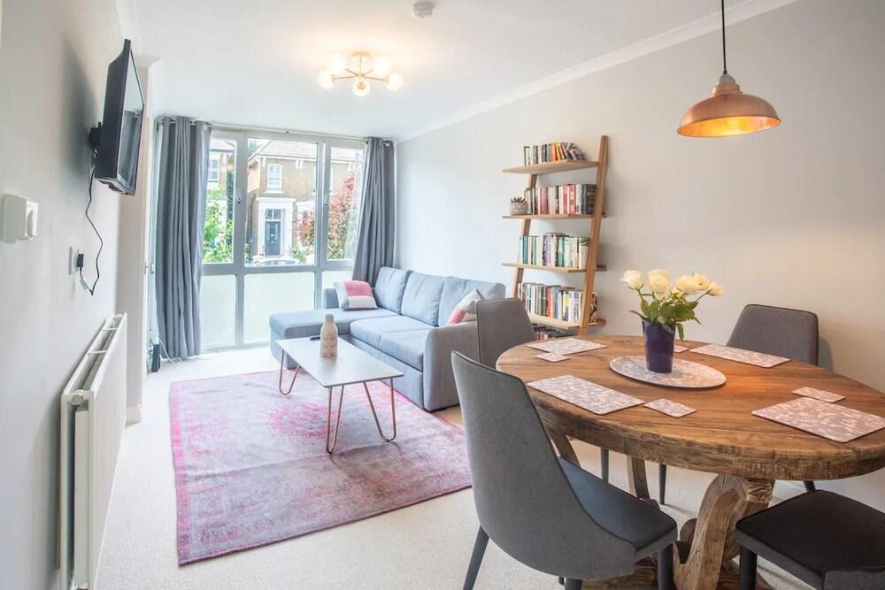 Sunny and Bright 1 Bed Apartment in London - Tap to explore photos