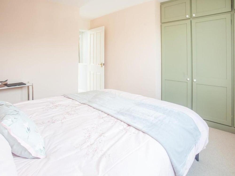 Sunny and Bright 1 Bed Apartment in London - Tap to explore photos