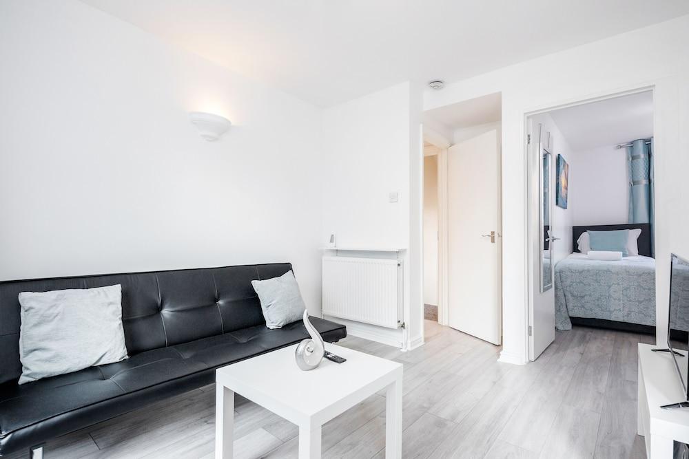 Beautiful 1-bed Apartment in London Lewisham - Tap to explore photos