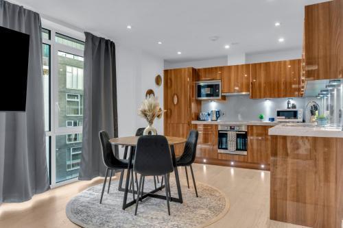 Two Bed Serviced Apt in Old Street - Tap to explore photos