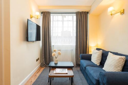 CAPITAL One Bedroom Flat Chelsea Cloisters 724 - Tap to explore photos