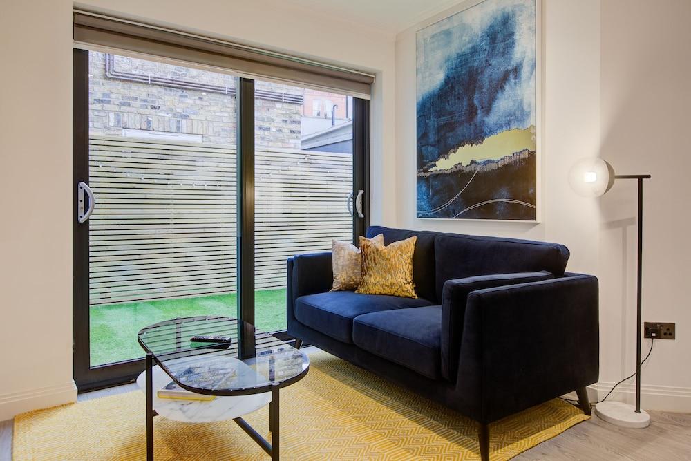 Charming 2-bed Apartment in London - Tap to explore photos