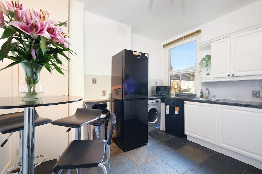 London Spacious 3 Bedroom House Fulham - Tap to explore photos