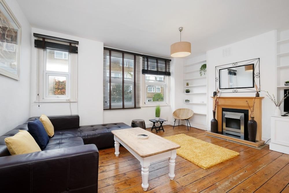 London Spacious 3 Bedroom House Fulham - Tap to explore photos