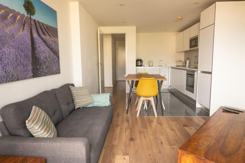 The Islington Nest - Bewitching 1bdr Flat With Balcony - Tap to explore photos