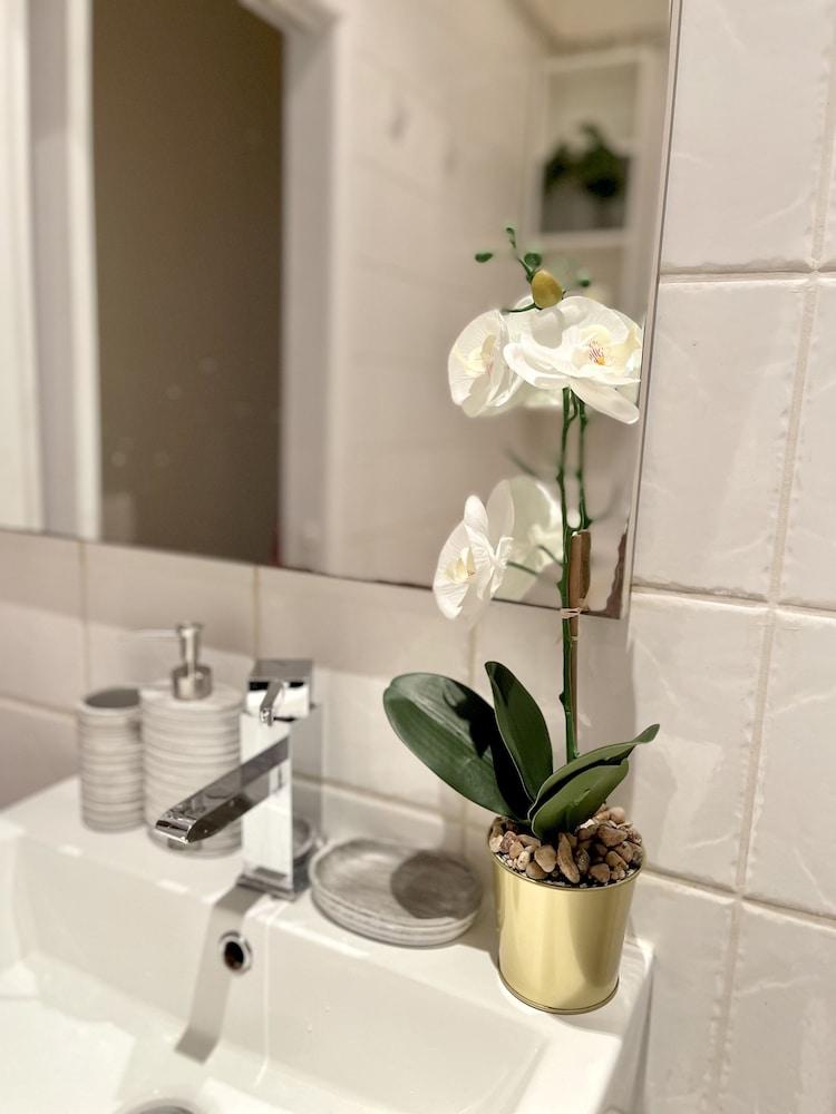 Waterloo Luxury Apartment - Tap to explore photos