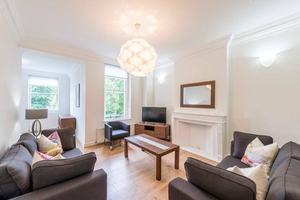 Fresh and Smart Two-bedroom Apartment in Kensington London - Tap to explore photos