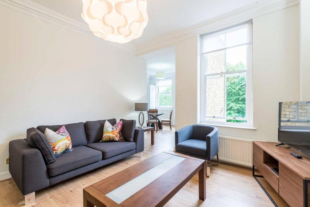 Fresh and Smart Two-bedroom Apartment in Kensington London - Tap to explore photos