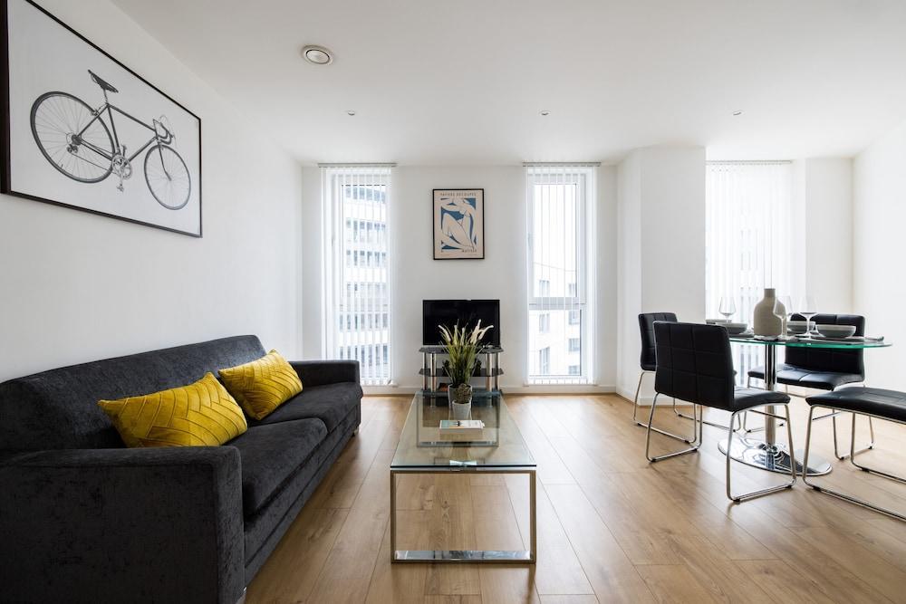 Chic Hoxton Apartment - Tap to explore photos