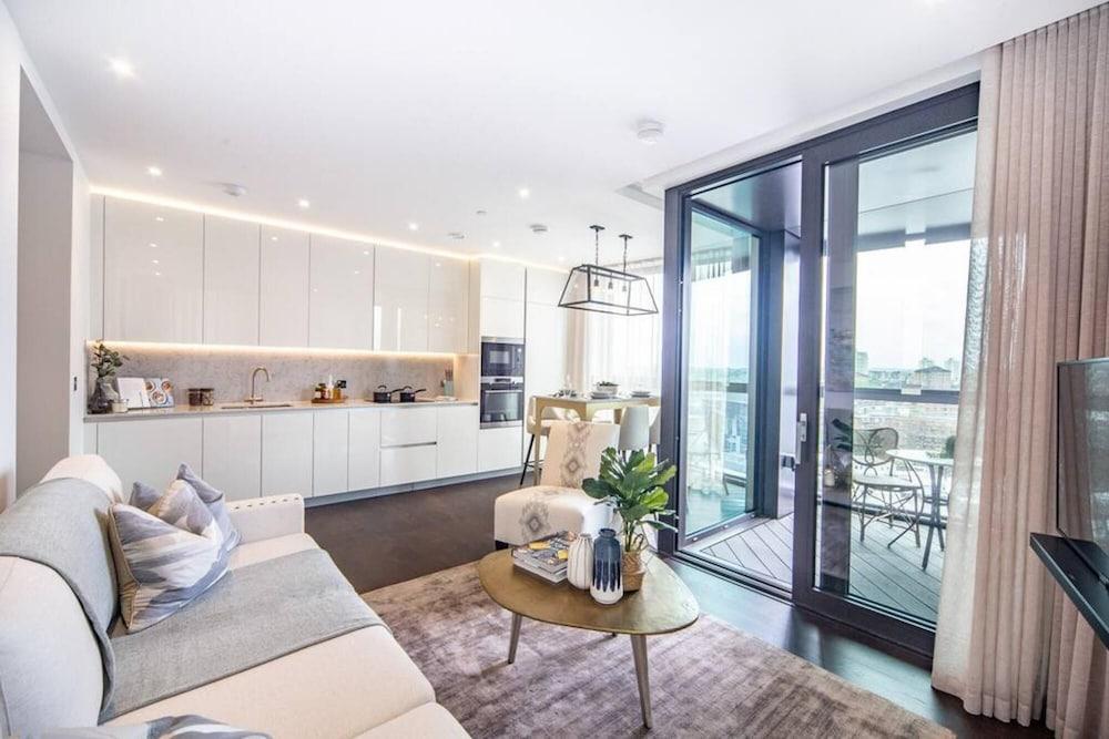 Luxury Manhattan 2 Bed Battersea - Tap to explore photos