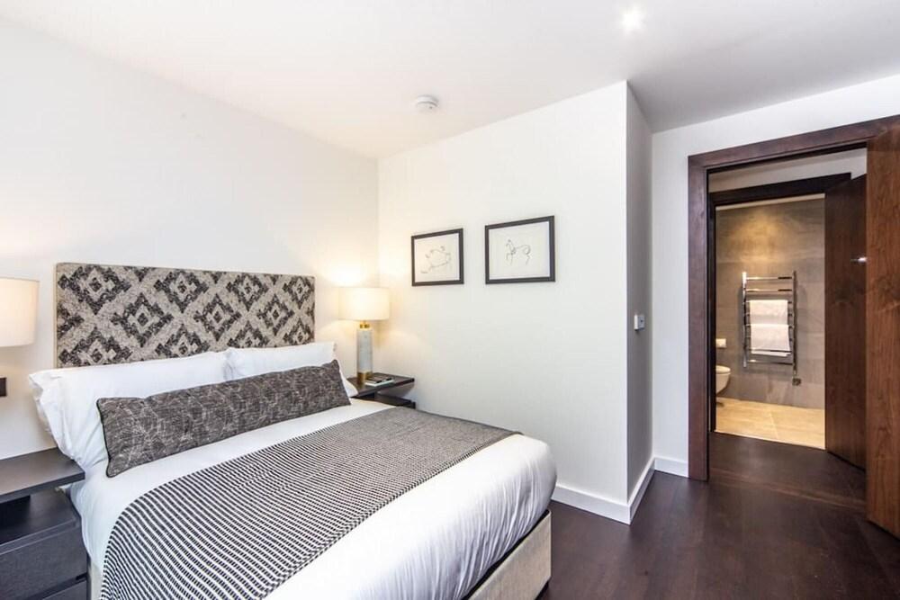 Luxury Two bed by the US Embassy - Tap to explore photos