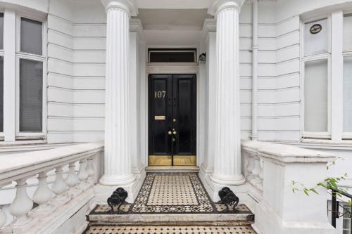 Elegant flat in Bayswater, West London - Tap to explore photos