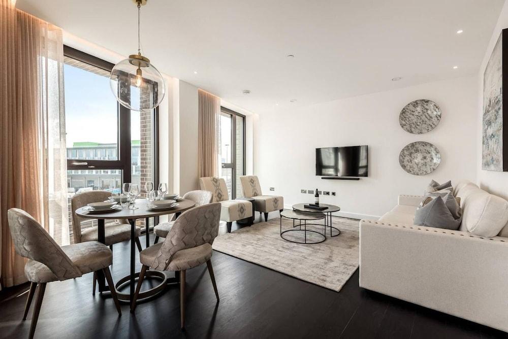 Luxurious 2 Bedroom Apartment With Winter Garden - Tap to explore photos