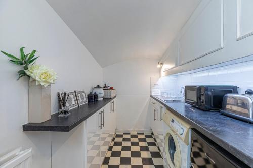 Unique flat in Little Venice - Tap to explore photos