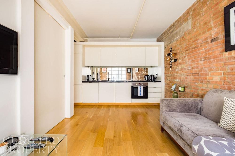 Central Soho Loft With A C Concierge - Tap to explore photos