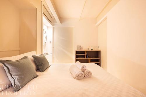 Central Soho Loft With A C Concierge - Tap to explore photos