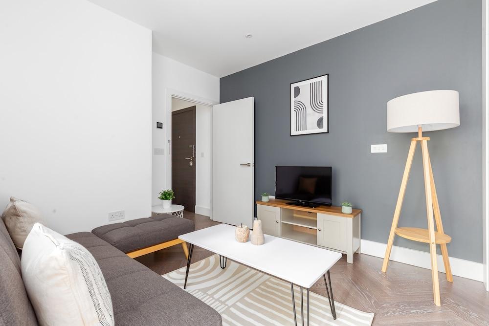 Luminous 2 Bed Balcony Flat in Islington