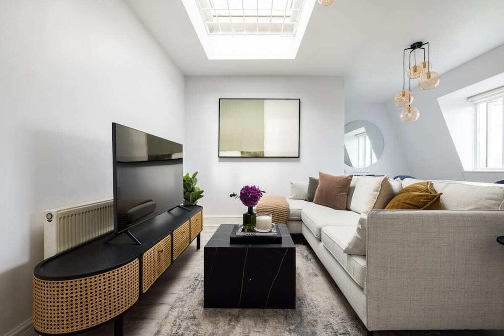 The St Johns Wood Classic - Snazzy 2bdr Flat - Tap to explore photos