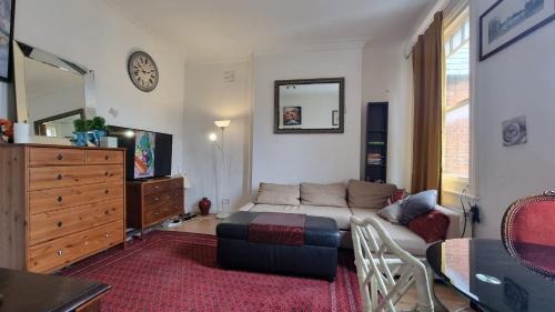 Extra Large One Bedroom Flat With Parking - Tap to explore photos