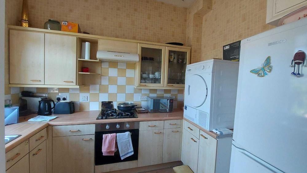 Extra Large One Bedroom Flat With Parking - Tap to explore photos