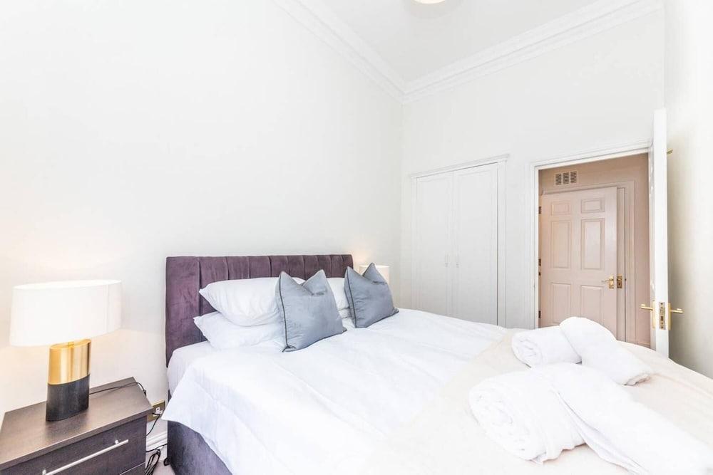 Spacious and Recently Modernised Two-bedroom Apartment in Kensington - Tap to explore photos