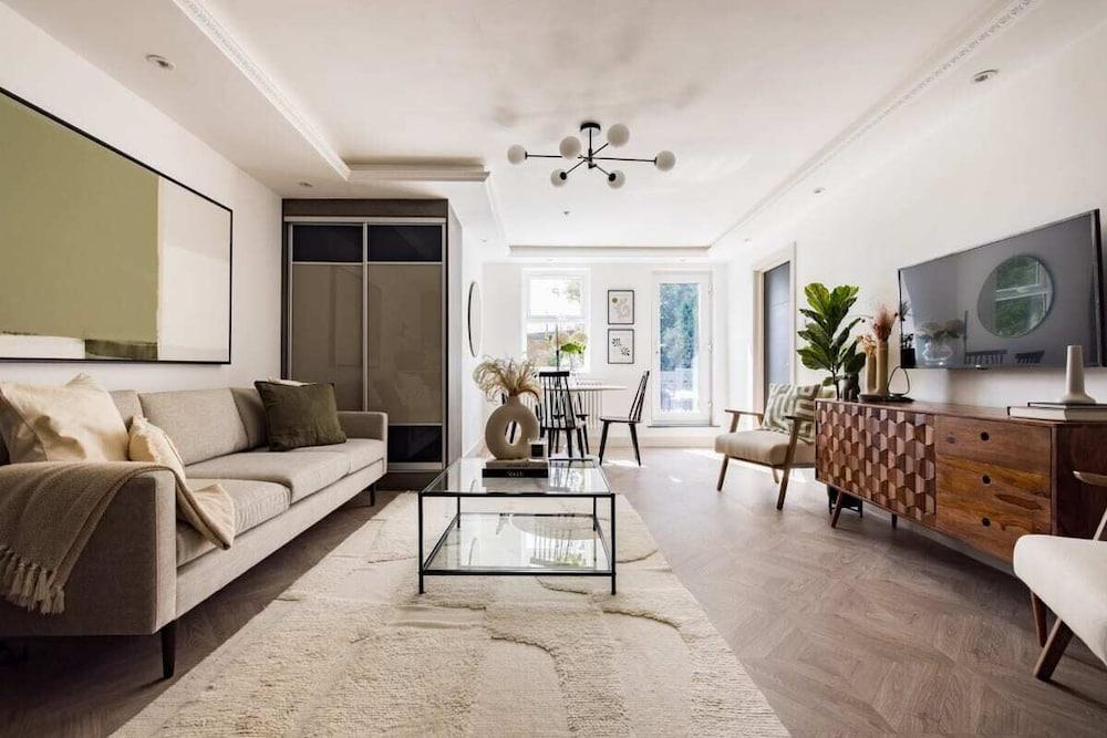 The Battersea Flat - Exquisite 2bdr Flat With Terrace - Tap to explore photos