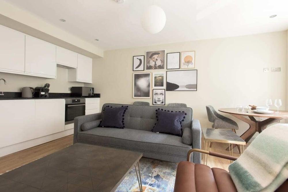 The New Bond Street Loft - Modern 1bdr City Centre Apartment - Tap to explore photos