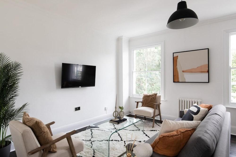 The Camberwell Retreat - Alluring 2bdr Flat With Garden - Tap to explore photos