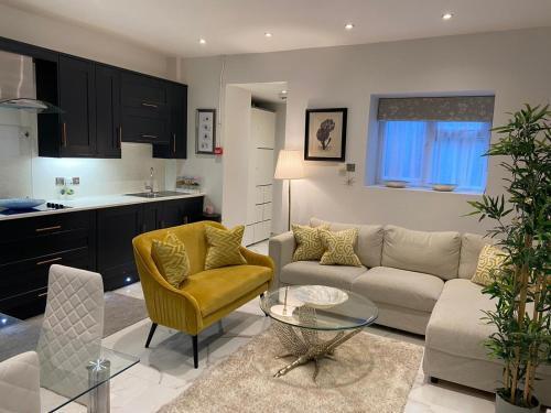 Elegant 2 Bed Flat in Chiswick - Tap to explore photos