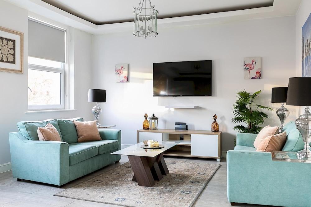 Stylish Modern 2-bedroom Apartment on Cromwell - Tap to explore photos