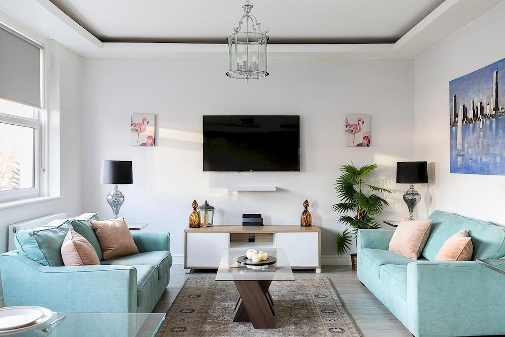 Stylish Modern 2-bedroom Apartment on Cromwell - Tap to explore photos
