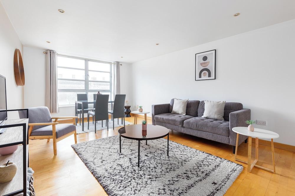 2 Bed Flat off Brick Lane - Tap to explore photos