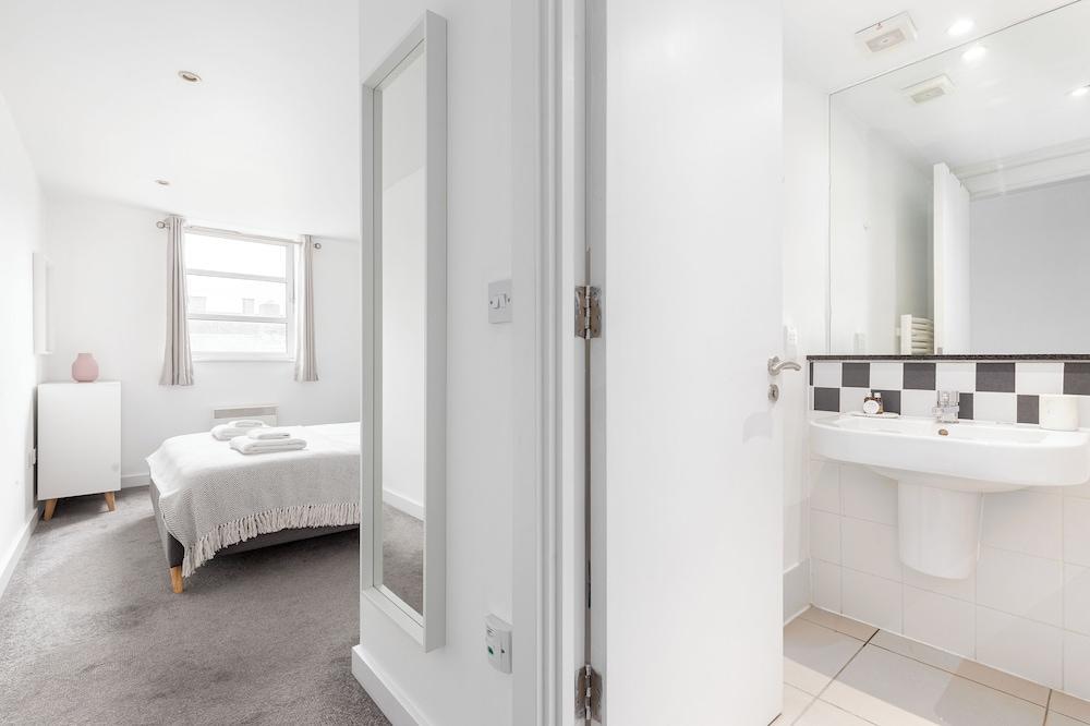 2 Bed Flat off Brick Lane - Tap to explore photos