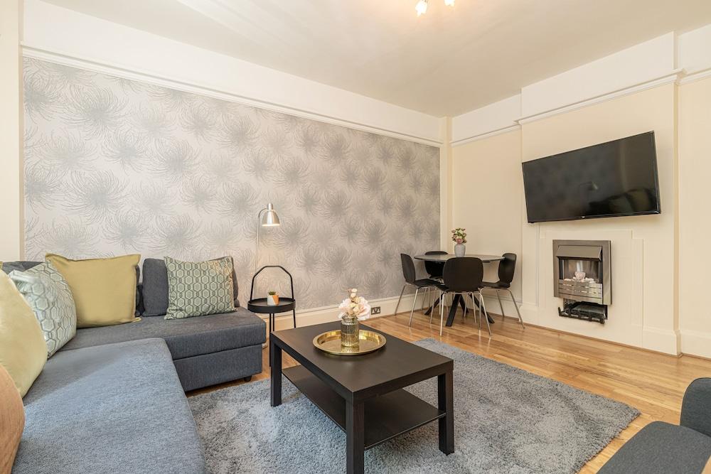 Charming 2 Bedroom Flat in Kensington High Street - Tap to explore photos