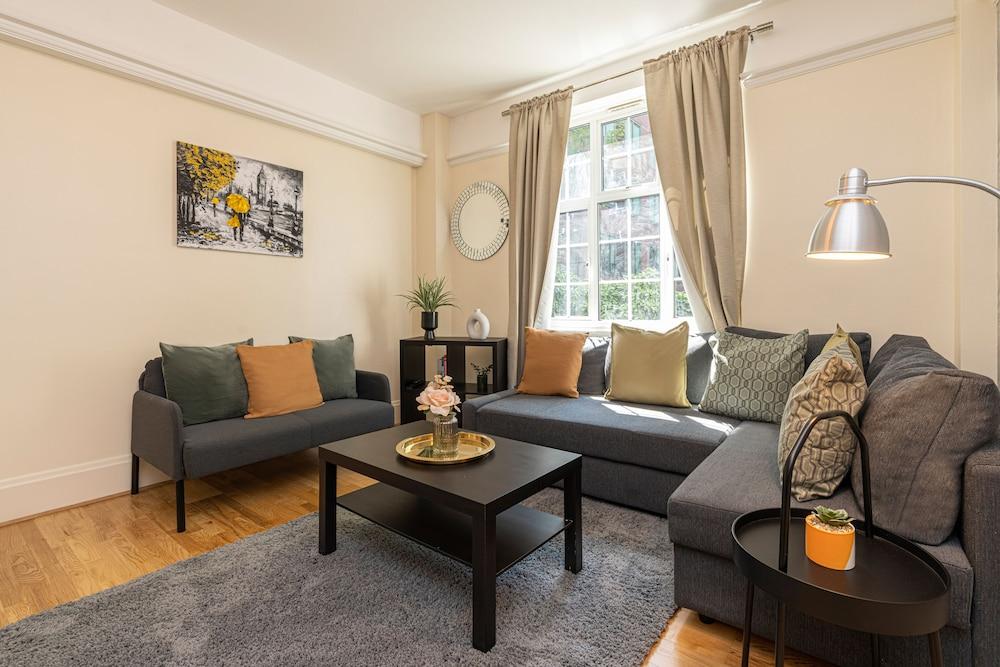Charming 2 Bedroom Flat in Kensington High Street - Tap to explore photos