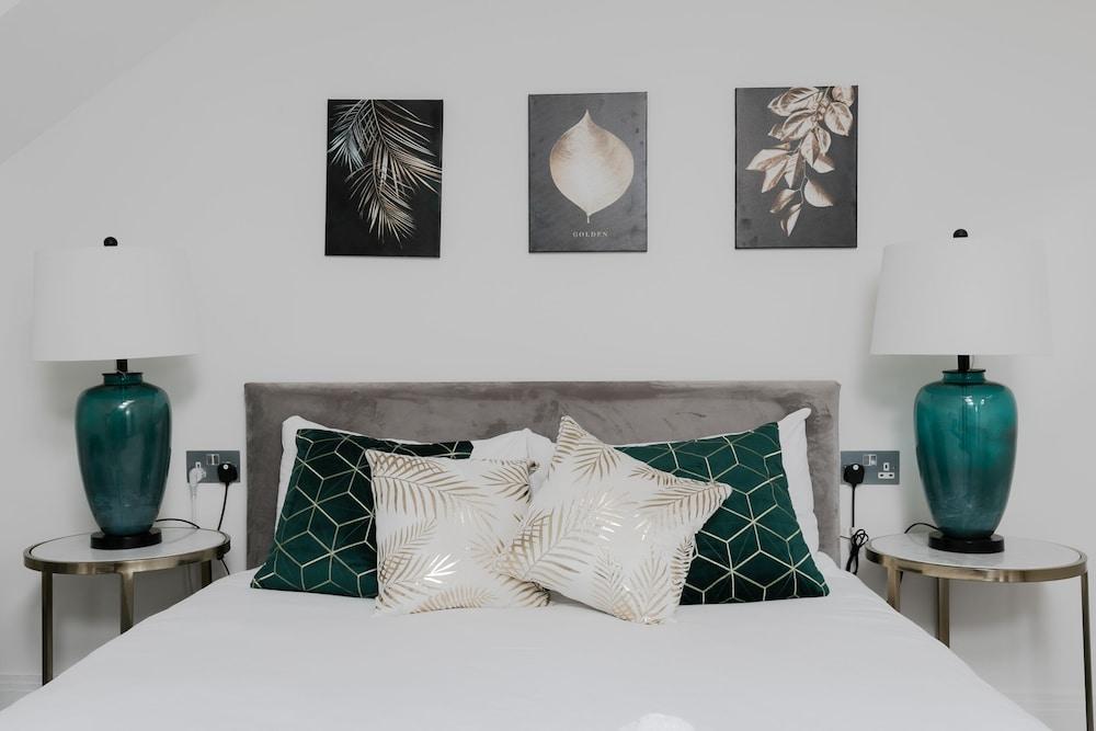 Luxury Apartments Near Harrods and the Science Museum - Tap to explore photos