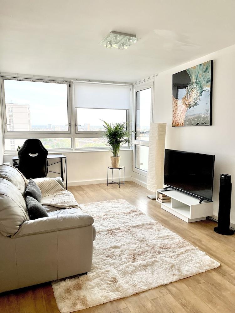 Paddington Luxury Apartment - Tap to explore photos