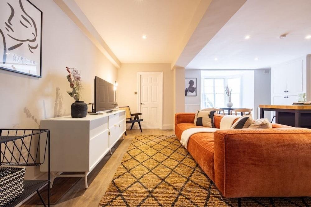 The Paddington Flat - Modern 2bdr With Patio - Tap to explore photos