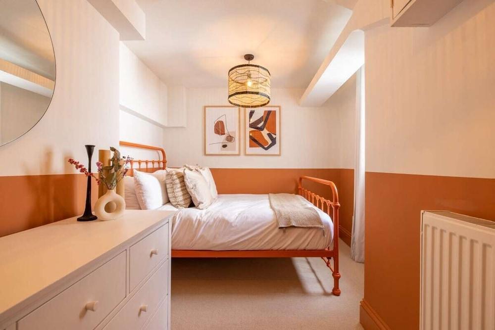 The Paddington Flat - Modern 2bdr With Patio - Tap to explore photos